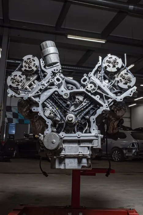 Jaguar F-Type dzinēja izjaukšana servisā