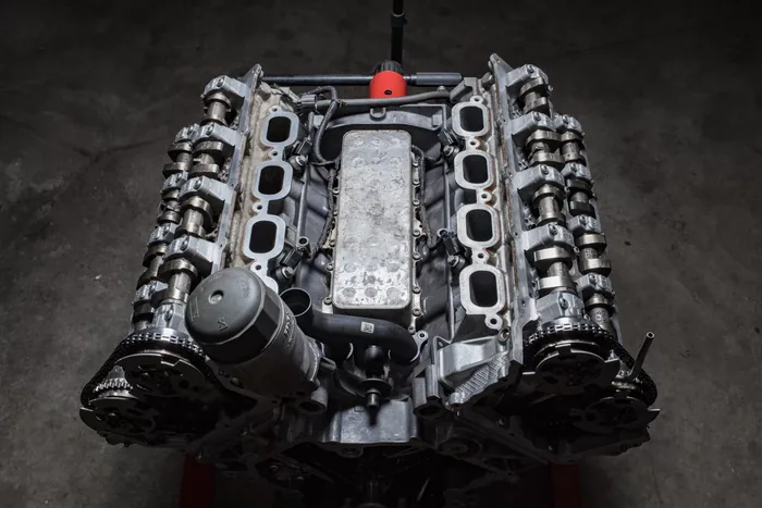 Jaguar F-Type dzinēja detaļas pēc tīrīšanas